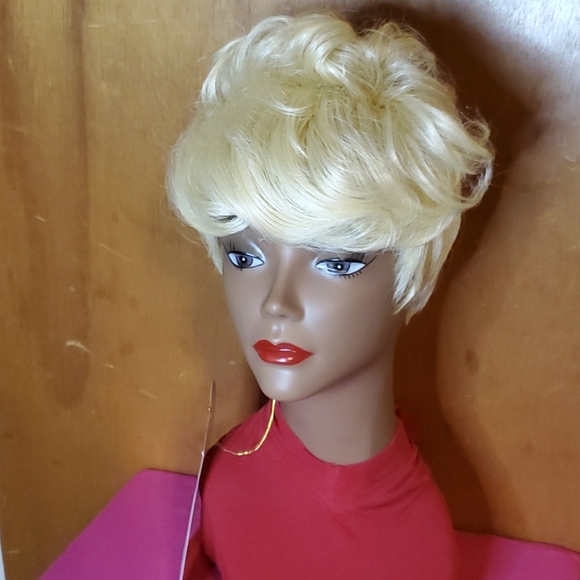 Short Blonde Wig - Picture 2 of 8